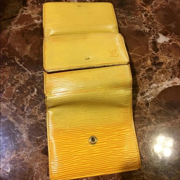 Auth Louis Vuitton Epi Wallet - Picture 6 of 12